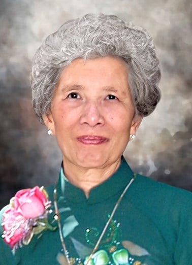 Grey hair lady in teal suit