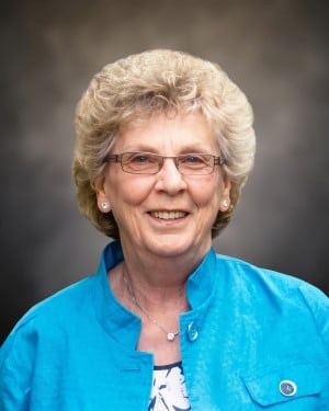 Lady with blonde hair and glasses